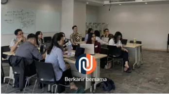 Diskusi tim di ruang kerja
